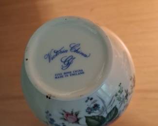 Victoria China G.G. Vase second image