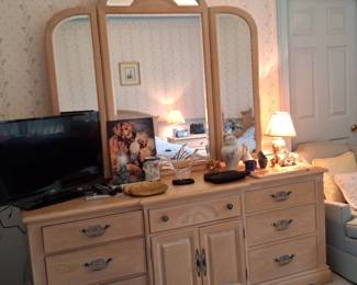Traditional Light Oak Bedroom Set third image
