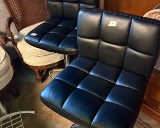 Adjustable height stools