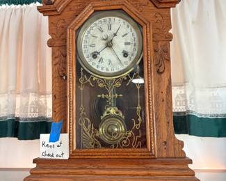 Charming working mantel calendar clock