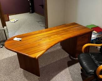 Outstanding desk
