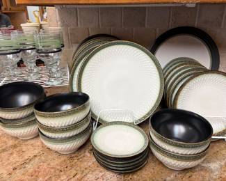 Mikasa Gourmet Basics Dinnerware set