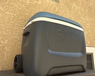 Igloo MaxCold 40 Qt Roller Cooler