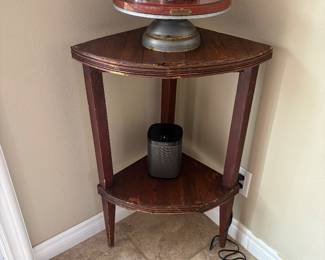 Corner table