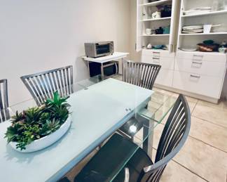 Table with 6 chairs