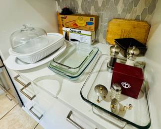 Salt and pepper sets, glass baking dishes