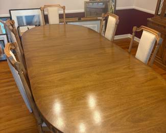 Bernhardt dinning table and six chairs in great condition