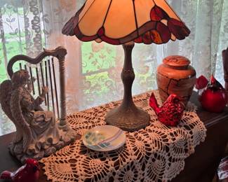 Drop leaf table Tiffany style lamp