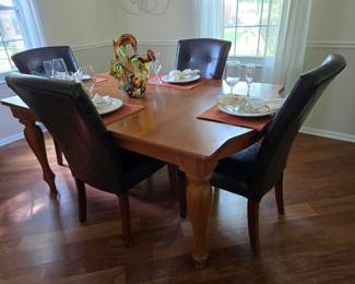 Dining table with 8 chairs & 2 leafs