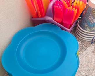 Plastic dishes & silverware