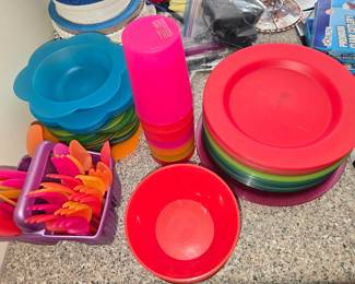 Plastic dishes & silverware