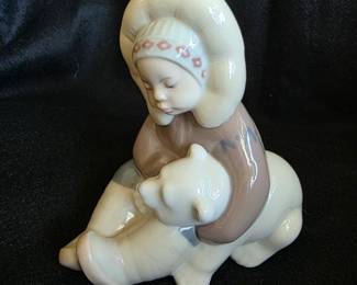 Lladro #1195, Eskimo Playing