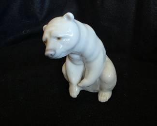 Lladro #1208, Sitting Polar Bear
