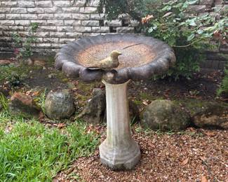Outdoor birdbath