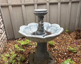 Outdoor birdbath
