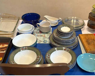 Lot 19: Assorted Dinnerware and Bakeware Set
