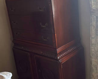 Lot 70: Full Bedroom Set - Bed, Dresser, Higboy, Side Table