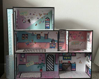 Lot 16: Multi-Level Dollhouse with Interior Rooms