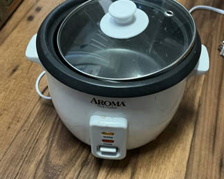 Lot 414: Rice cooker, circular-ring mug rack, glass dish, and ridged pan