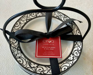 Lot 33: Circa Simple Serve Set of 4 Rim Plates with Wire Stand