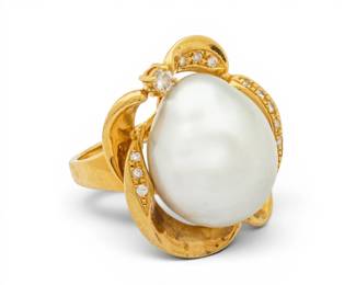 Lot 51 18k Yellow Gold, South Sea Pearl, and Diamond Ring Size 6