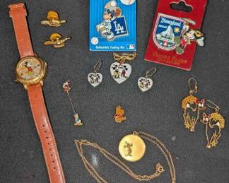 14CT719Very Colley Disney Vintage Lorus Mickey Mouse Musical Watch, Collectible Trading Pins More