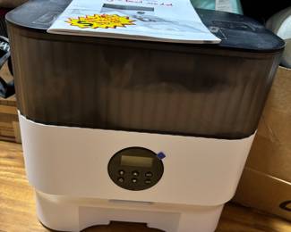 Large Pet Feeder