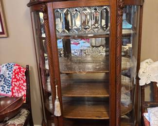 Lovely quarter sawn oak China cabinet with beveled glass and mirror