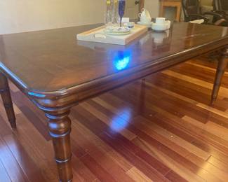 Dining table with 2 leaves.