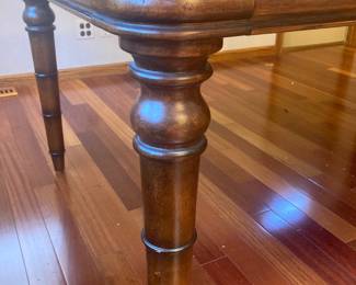 Dining table with 2 leaves, detail.