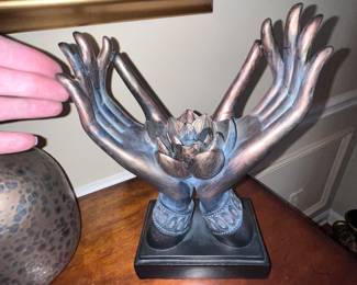 Hands statue 