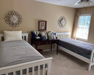 White twin size beds 