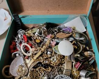  Costume jewelry 