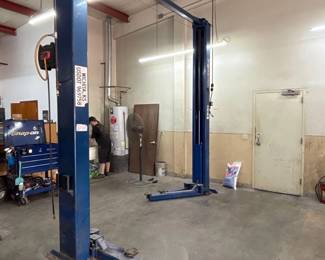 Forward Two Post Lift