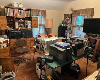 Full room of audio / stereo items 