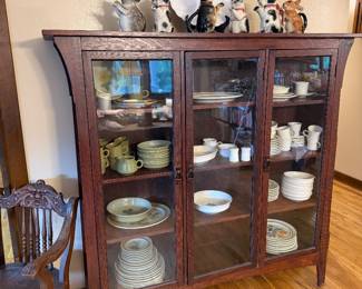 Arts & crafts 3 door carbinet