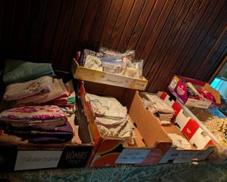 Lines, tablecloths, runners, handkerchiefs 
