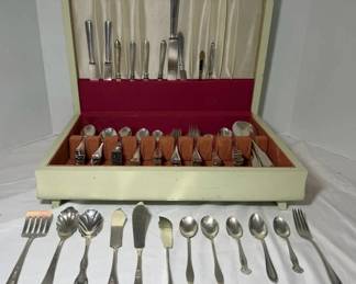 Roger Bros Silverware Set With Tarnish Resisting Chest