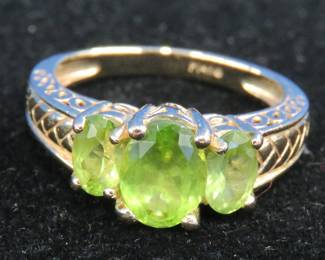 Lot 30. Women's Peridot 14k gold ring size 6 3/4