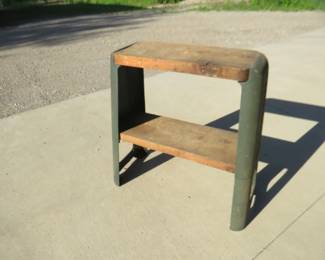 Lot 319. Heavy-duty Shopmaster table/bench/step stool. Dimensions in inches: 28 x 24 x 9