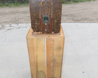 Lot 190. Old Crosley Model 5M3 tube radio, untested, and a wooden crate