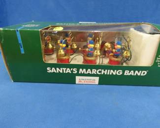 Lot 203. NOS Santa's Marching Band: A string of 8 musicians turn and strike 16 different brass bells to play 35 Christmas Carols in four part harmony.