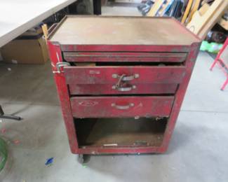 Lot 316. Rolling metal toolbox with contents Dimensions in inches: 25 x 17 x 32