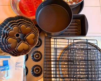 28 18PieceWiltonandMoreBakeware