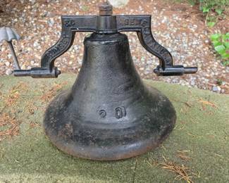 16 AntiqueCastIronFarmOrSchoolhouseBellPivotingMountingYoke