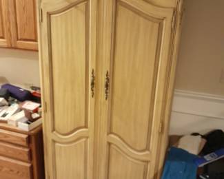 Armoire $100
