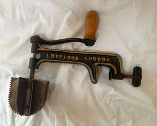 BKB099 - Lovelock London Coconut Scraper
