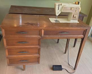 BKB020 - Vintage Singer Sewing Machine