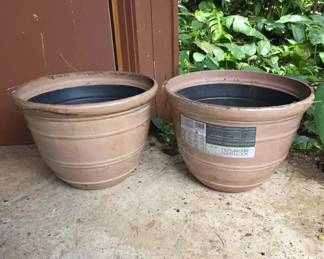 BKB116 - Pair of Resin Planter Pots (2)