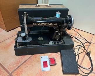 BKB064 - Vintage 1930’s Universal De Luxe Sewing Machine Japan